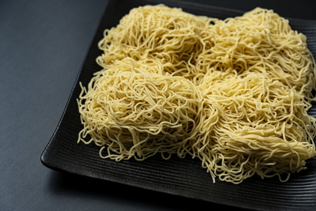 自家製麺と製麺所への特注、費用面で本当に得なのは？