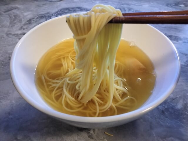 コシのある細麺が活きるラーメンとは？スープとの相性で考える麺選び