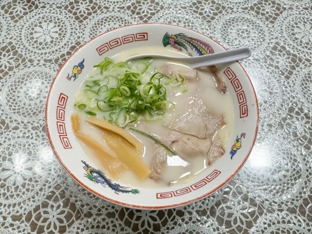 オリジナル豚骨ラーメンを開発するなら？麺の風味・形状で押さえたい特徴とは