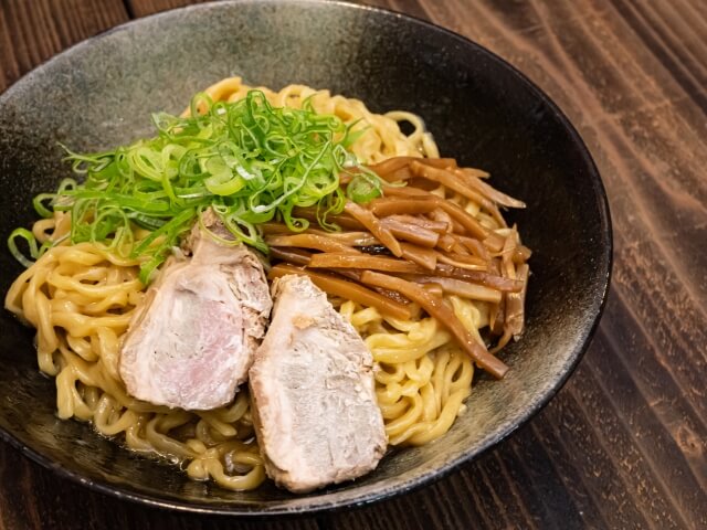 極太麺のラーメンが選ばれる理由とは？満足感を引き出す太さの秘密